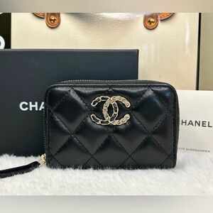 RARE- CHANEL-chain link interlocking CC lambskin- zip around card holder